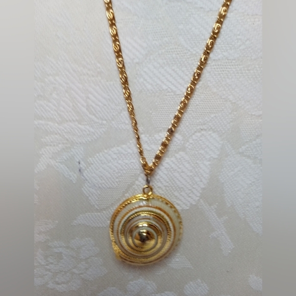 Vintage Shell Necklace Gold-Tone Chain Sundial Pendant Beach Jewelry 24" - Picture 2 of 5